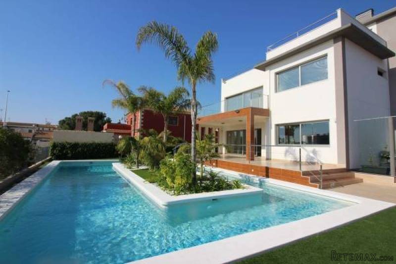 3 Bedroom 4 Bathroom Villa In La Zenia..