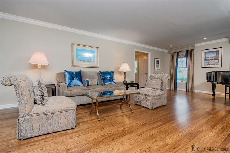 4 bedroom House For Sale: 22 Knapp Road.. - 2