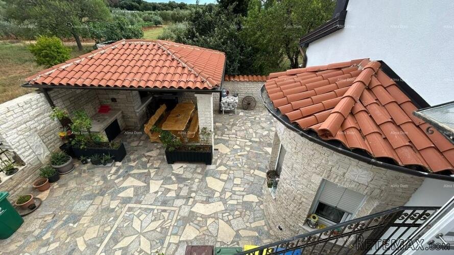 Prodajemo kuću sa više apartmana i bazenom. Pula Veli vrh. - 2