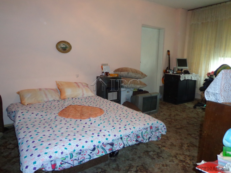 One-bedroom apartment near outdoor..
