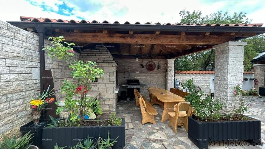 Prodajemo kuću sa više apartmana i bazenom. Pula Veli vrh. - 4