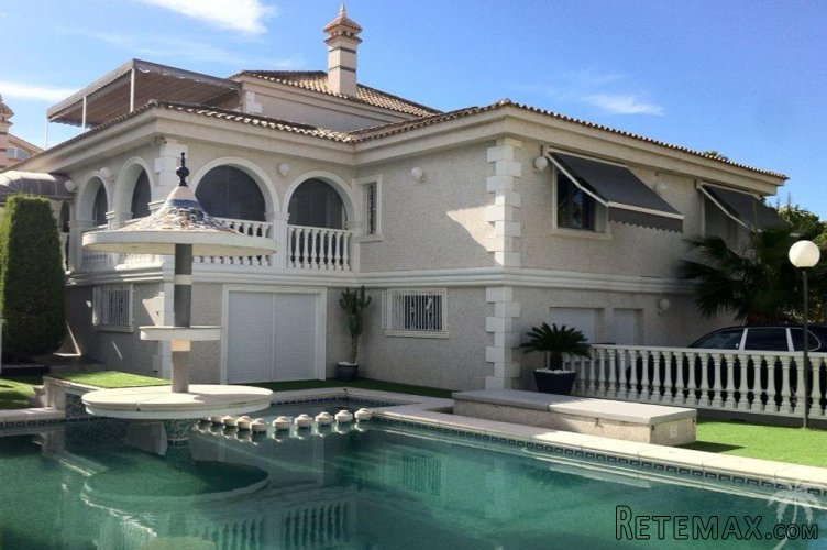 Villa of 700m2 (500m2 inside) on a plot of 1.000m2 with a..