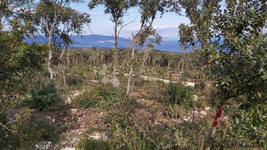 Zemljište u prirodi s pogledom na more