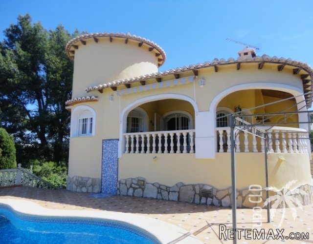 Charming 3 bedroom property for sale on a big plot of 830m2..