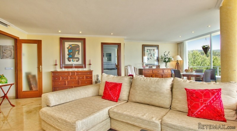 Spacious apartment with extensive..