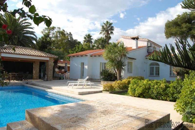 Beautifully appointed villa on 2 levels, located in private..