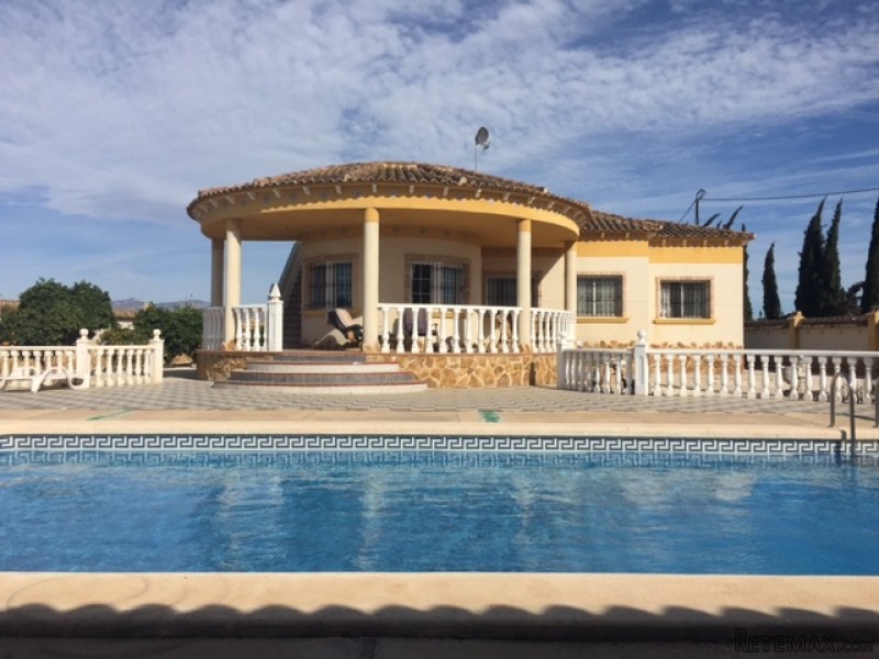 Beautifully Presented 3 Bedroom Villa..