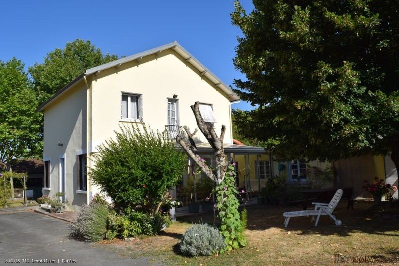 4 Bedroom Townhouse With Outbuildings..