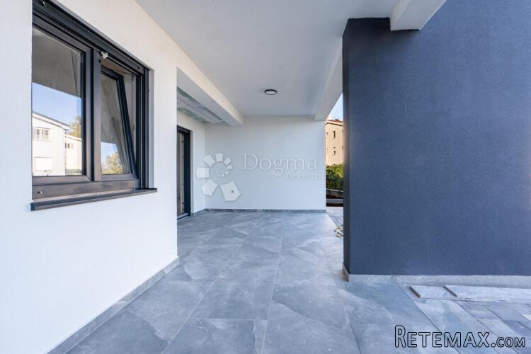 ČIŽIĆI APARTMAN U PRIZEMLJU S OKUĆNICOM