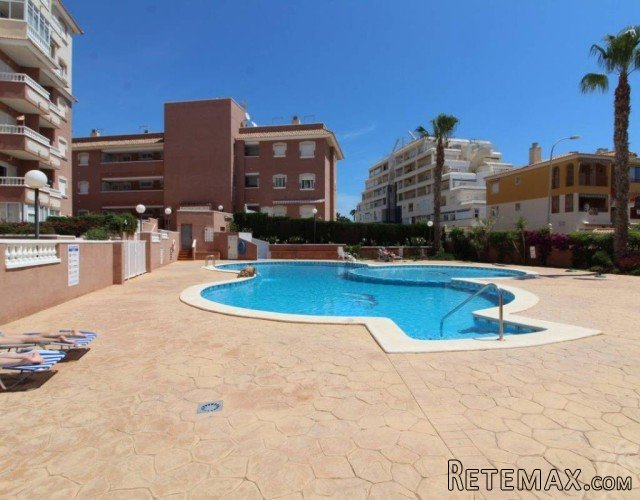 This pretty ground floor apartment is located in a quiet..