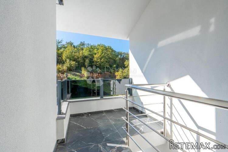 APARTMAN U NOVOGRADNI - UVALA SOLINE