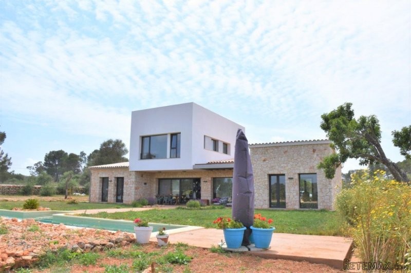 Modern style country house in Algaida