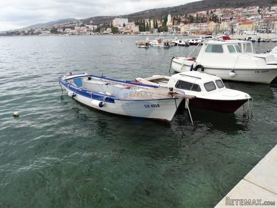 Selce - stan s vrtom i bazenom na samom moru !