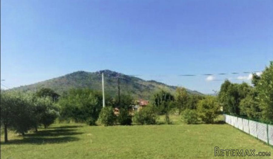Prodajem zemljiste na sjajnoj lokaciji