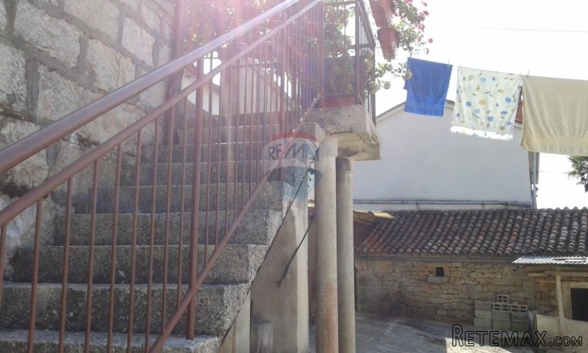 Okolica Gračišća, kuća u nizu sa dvije staje, vrtom - 2
