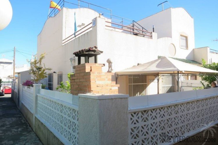 This beautiful semi-detached house is fully equipped..