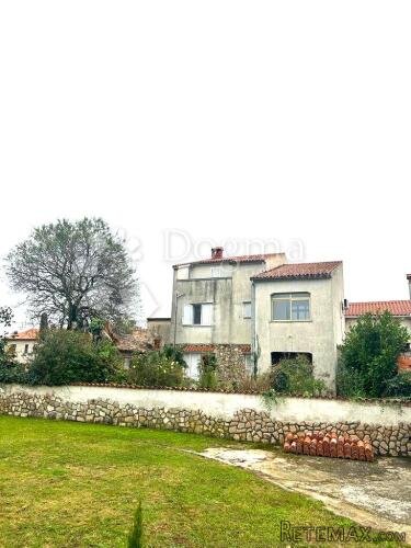 Kuća u centru sa prostranim vrtom i konobom