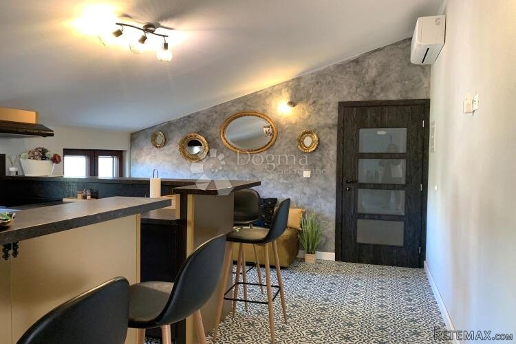 ROVINJ - PREKRASAN TROSOBNI STAN S VELIKOM TERASOM