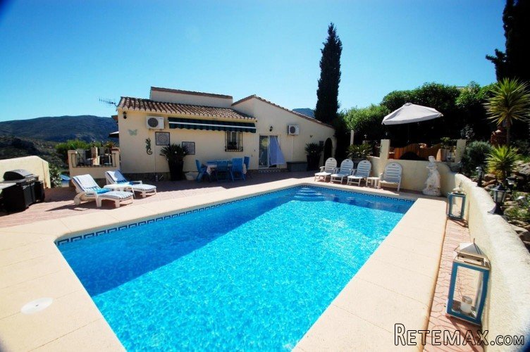 Fantastic views from this lovely villa near to Benidoleig...