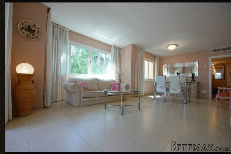 Ground floor apartment with sea views and next to a small..