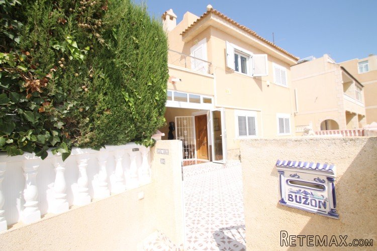 Very well maintained villa in Torrevieja right on the..