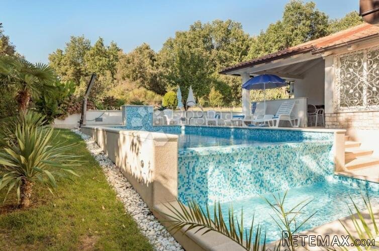 LUKSUZNA KUĆA SA BAZENOM NA SAMO 300 M OD MORA