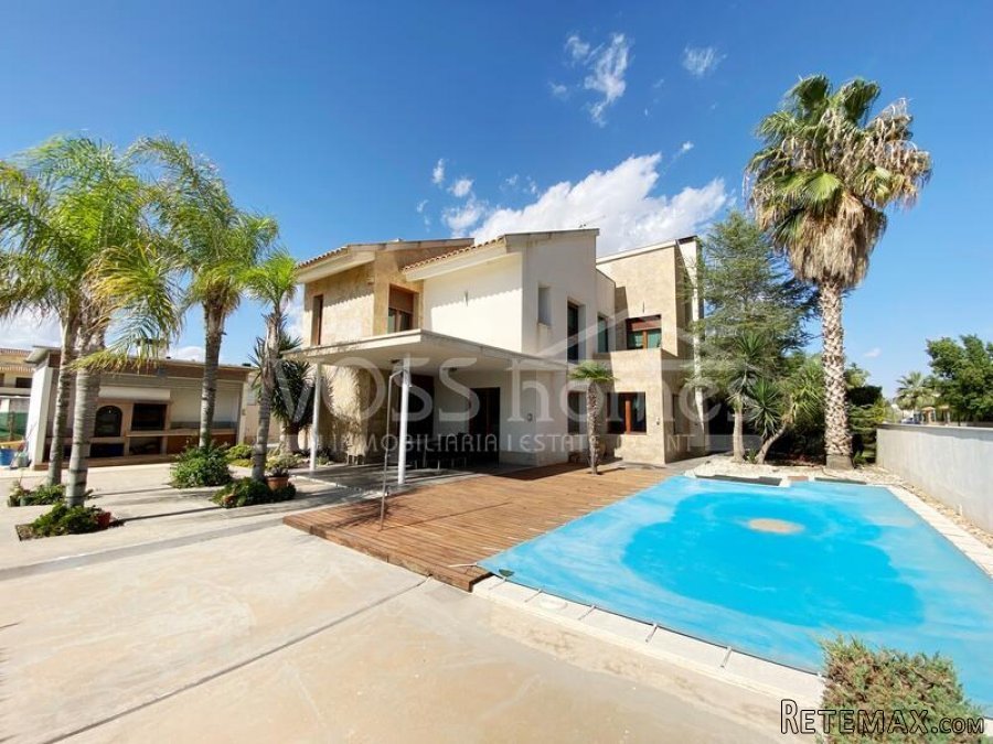 NEW LISTING TO VOSS HOMES - A Luxurious three storey 5 bed..