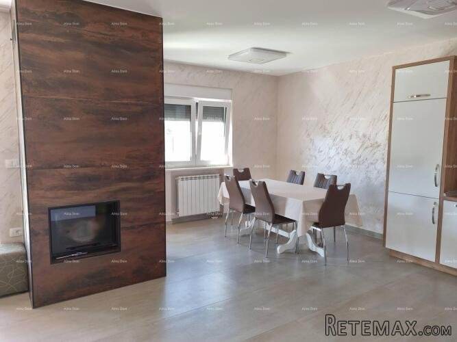Blizna grada Svetvinčenat. Dvojna kuća okružena zelenilom. - 5