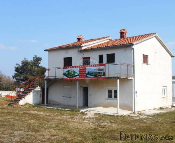 Istra, okolica Rovinja, nedovršena kuća na velikoj okućnici