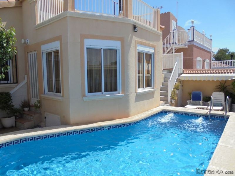 5 Bedrooms - Villa - Alicante - For Sale