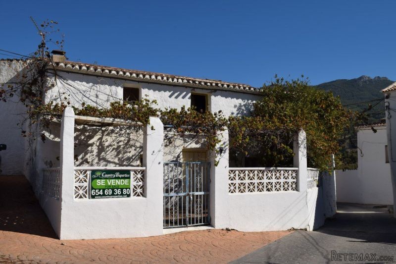 Town House for Sale in Alcaucin..