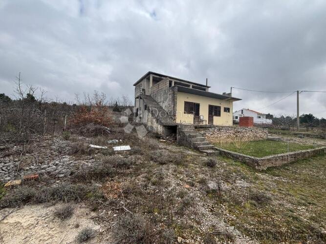 Kuća s građevinskom parcelom za renovaciju! Blizna Donja!