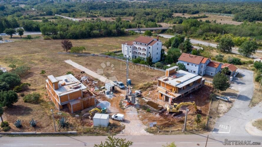 MODERNA VILA S BAZENOM U NASELJU NEDALEKO POREČA - 2