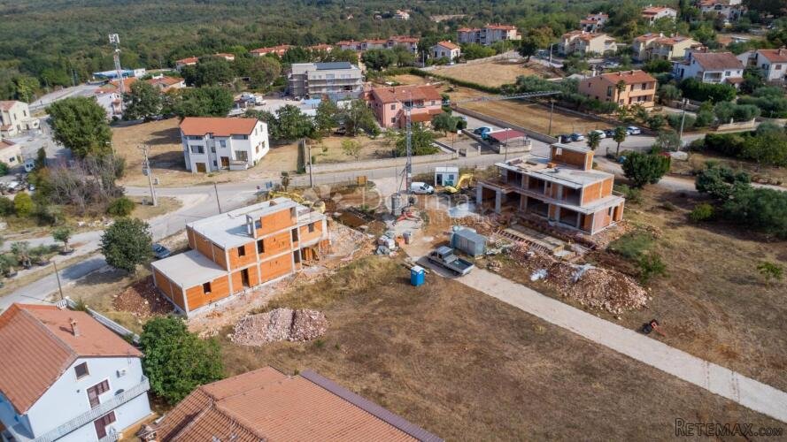 MODERNA VILA S BAZENOM U NASELJU NEDALEKO POREČA - 3