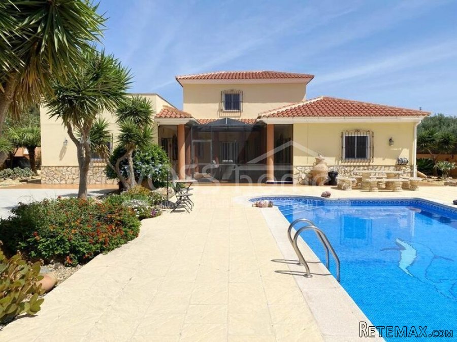NEW & EXCLUSIVE TO VOSS HOMES - A beautifully presented 6..