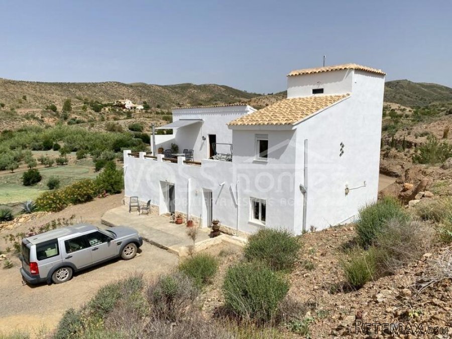 A stunning, recently renovated 4 / 5 bed, 3 bath Country..
