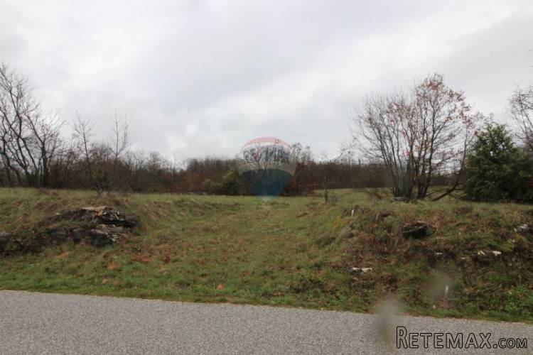 Petehi, 3667m2 građevinskog zemljišta + 6560m2...