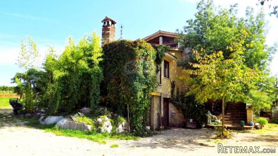 Kaštelir-samostojeća kuća okružena zelenilom