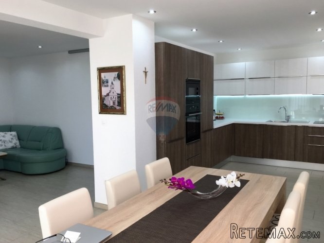 PULA, OBITELJSKA KUĆA SA 3 APARTMANA - 2