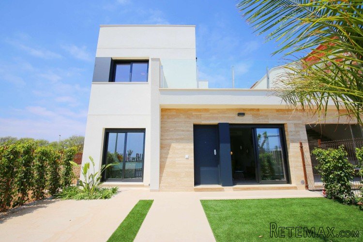 At only 250 meters from the beautiful sandy beach and 1 km..