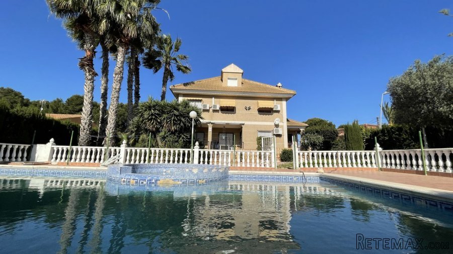 Beautiful villa with a large plot and swimming pool in Los.. - 2