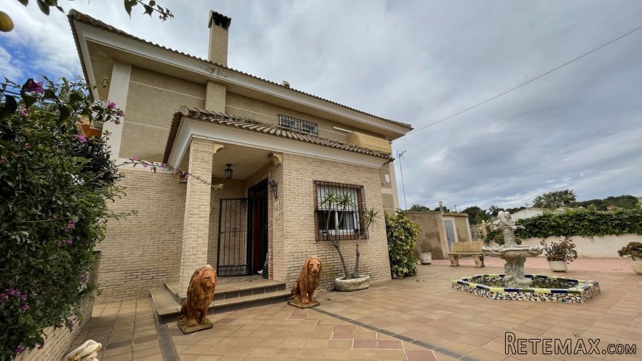 Beautiful villa with a large plot and swimming pool in Los.. - 4