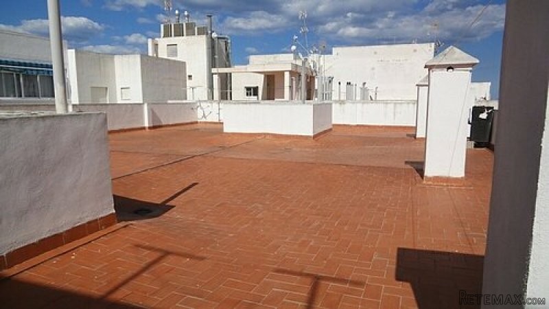 2 BED APARTMENT ONLY 100 METRES TO BEACH