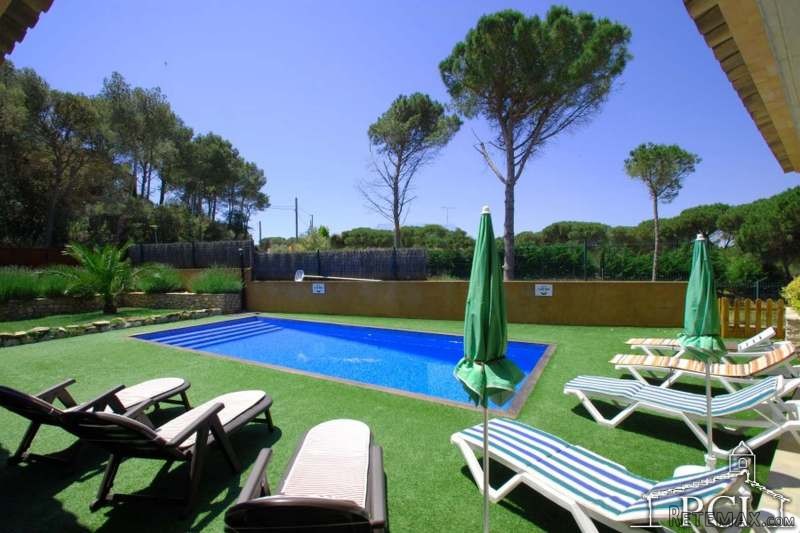 Detached house with private pool in..