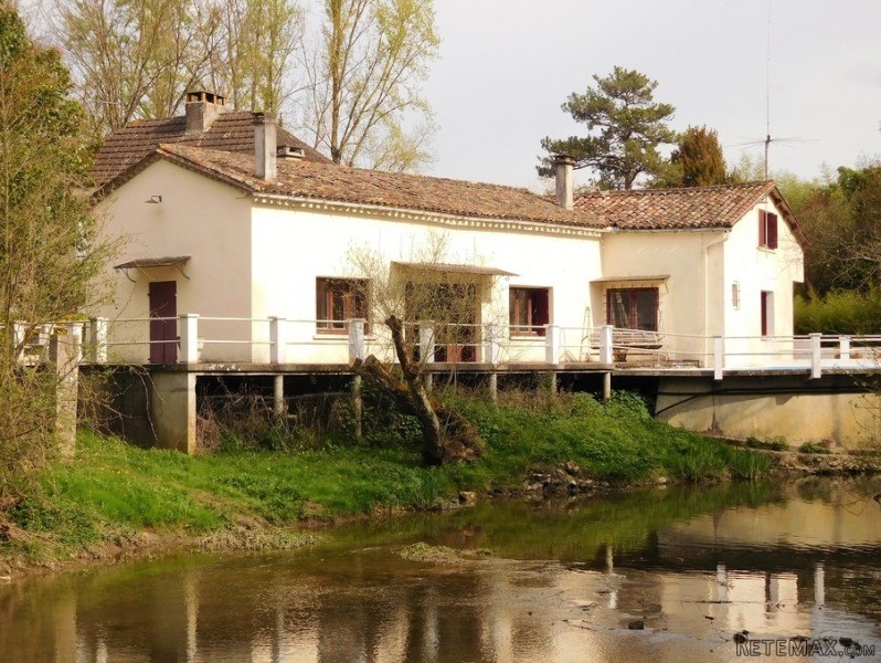 Superb Setting For This Old Barn..