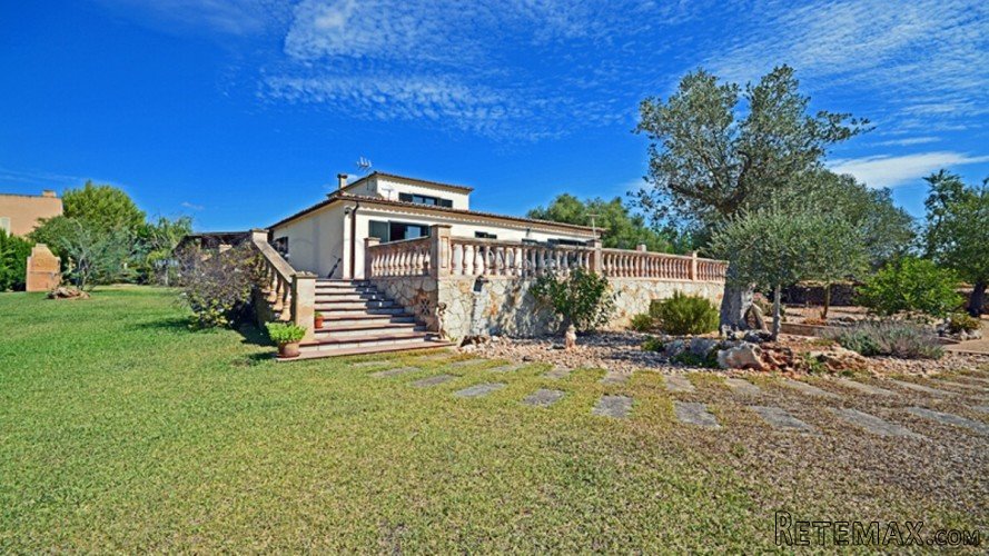 Excellent country house on the outskirts of the lovely..