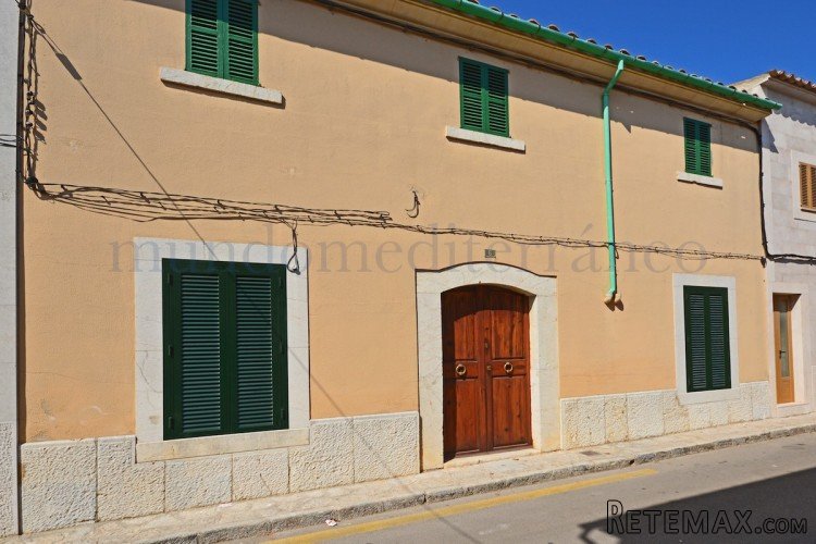 Excellent large townhouse with a sunny garden, in a lovely..