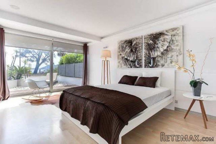 Fantastic beachfront home. Consists of basement and ground.. - 4