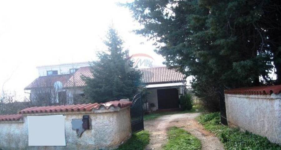 Kuća s velikom građevinskom parcelom