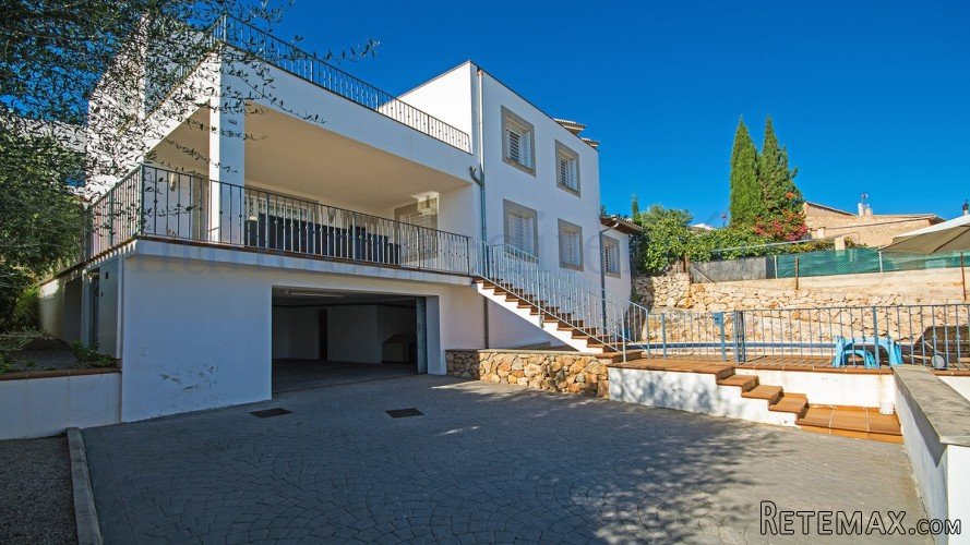 Spacious modern villa boasting marvellous panoramic sea..